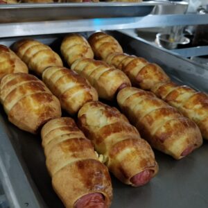Rollitos de hojaldre, mozarella y salchicha de pavo.